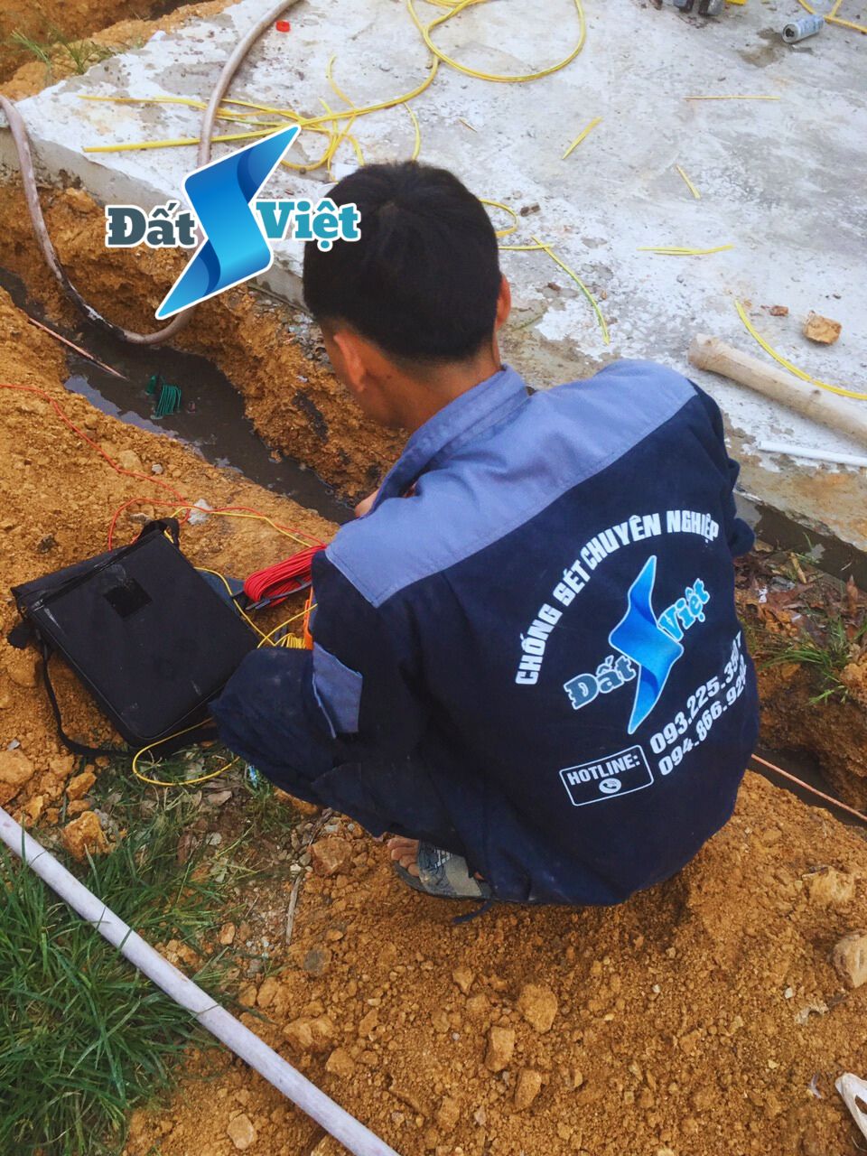 Kỹ sư Chống Sét Đất Việt đang đóng cọc tiếp địa hệ thống chống sét tại Nghệ An