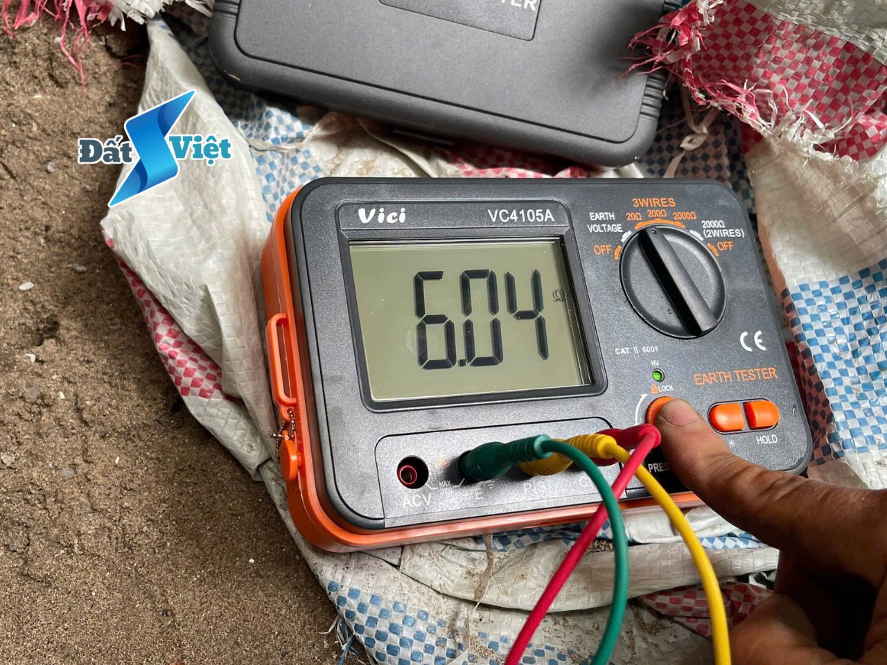 Đo điện trở chống sét bằng đồng hồ đo đất Kyoritsu tại công trình dân dụng.