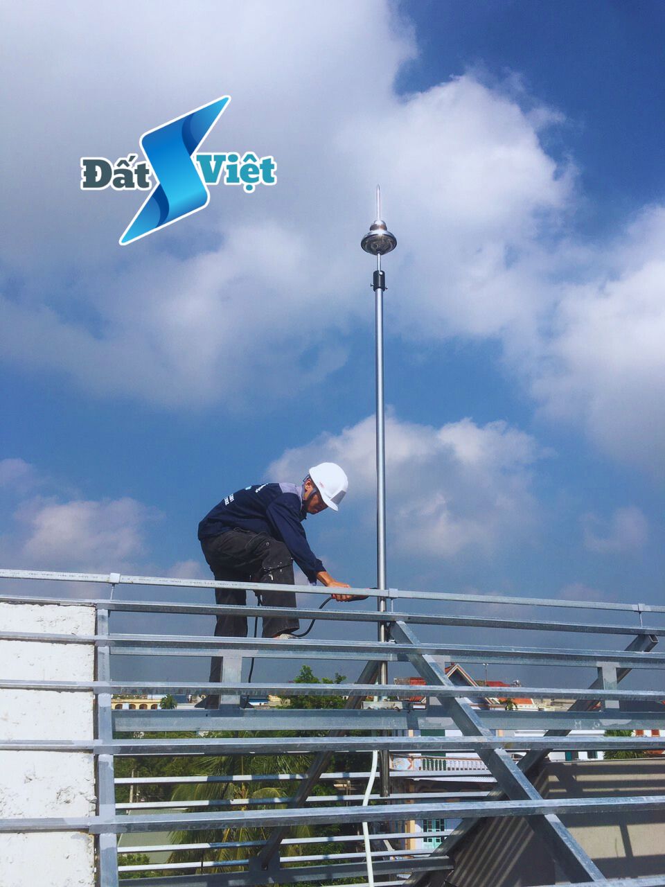 Kỹ sư Chống Sét Đất Việt lắp đặt hệ thống chống sét trên mái nhà tại Nghệ An