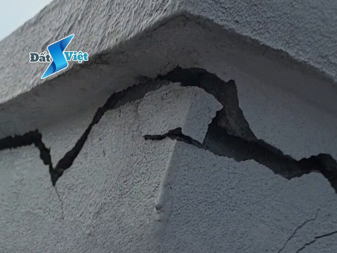 Hiện trường sét đánh gây nứt mái bê tông tại Nghệ An Vết sét đánh trực tiếp gây nứt và bong bê tông mái nhà dân tại Nghệ An – hình ảnh thực tế do Chống Sét Đất Việt ghi nhận.