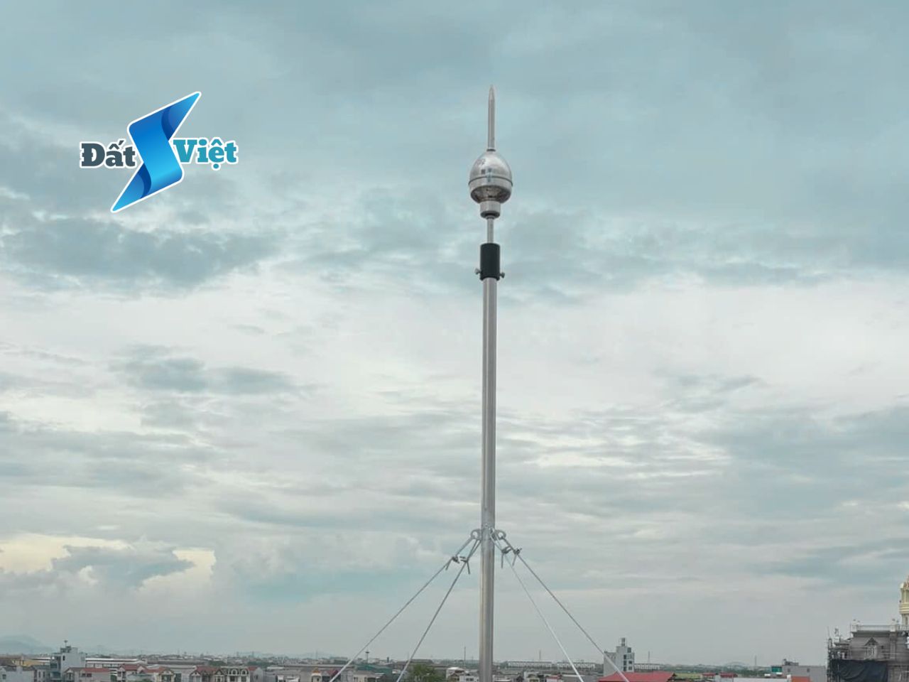 Kim thu sét hiện đại Orion ESE lắp đặt trên mái nhà, thi công bởi Chống Sét Đất Việt, đảm bảo an toàn chống sét theo tiêu chuẩn quốc tế.