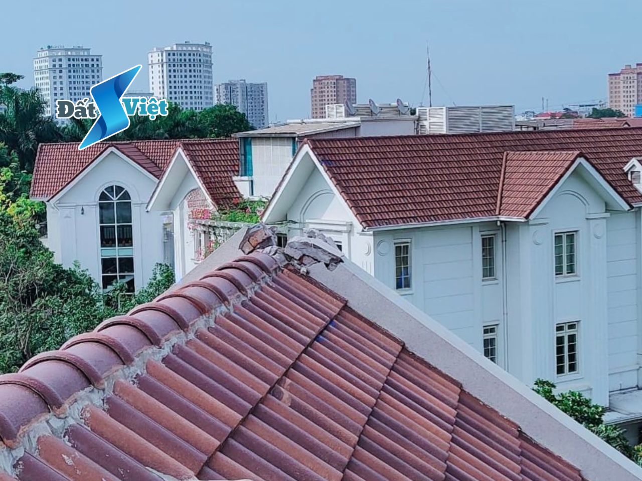 Vết sét đánh làm nứt và bong tróc mái bê tông ngôi nhà dân tại Nghệ An – Chống Sét Đất Việt kiểm tra hiện trường.