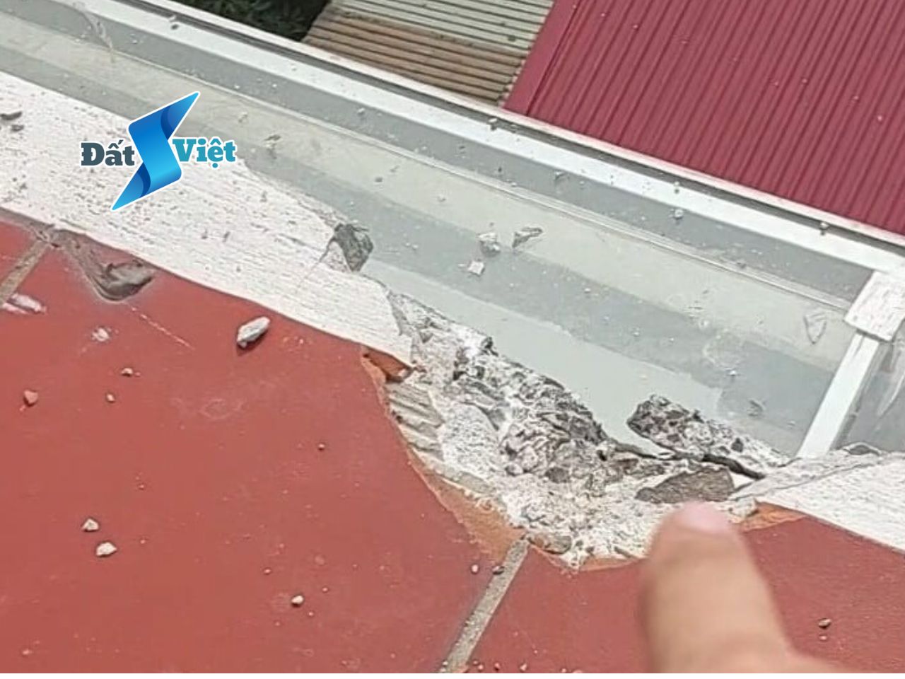 Góc mái nhà bị sét đánh vỡ – Cảnh báo nguy hiểm từ thực tế Cận cảnh góc mái nhà bị sét đánh vỡ và bong tróc lớp bảo vệ – ảnh thực tế từ kỹ sư Chống Sét Đất Việt.