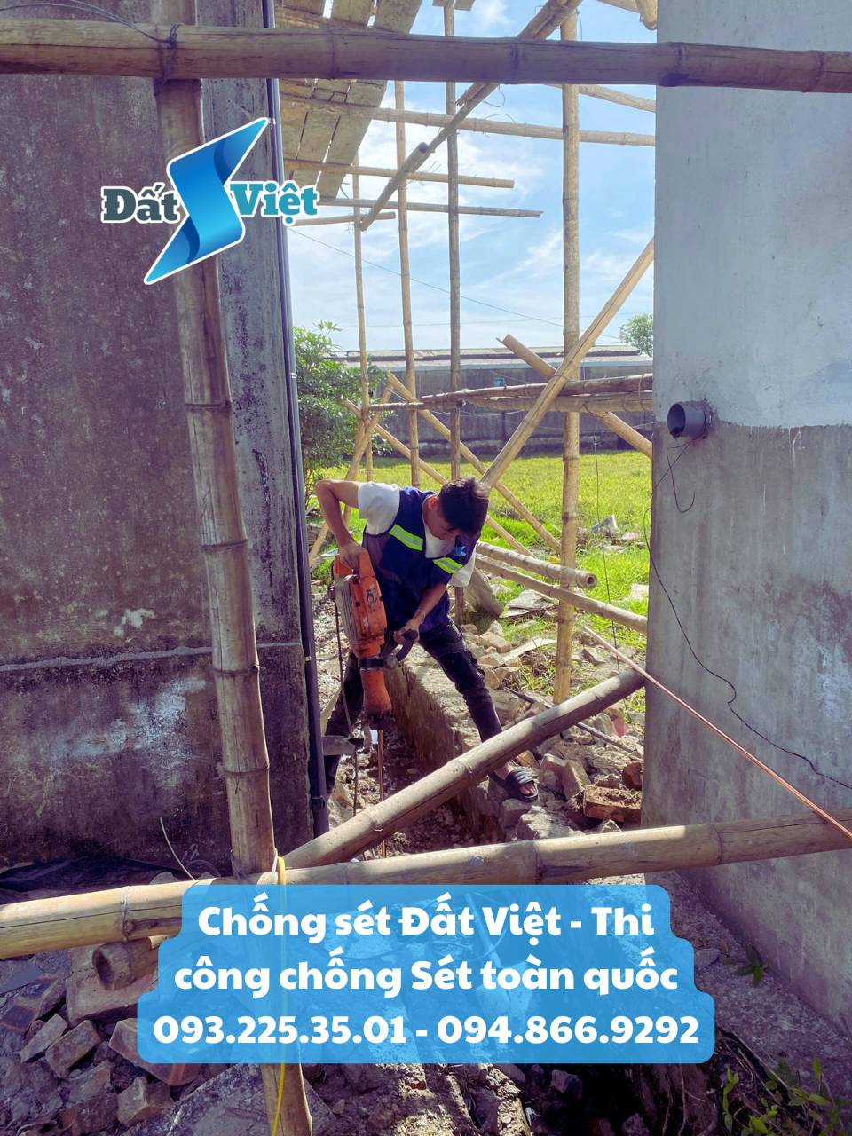 Thi công đóng cọc tiếp địa chống sét cho công trình xây dựng bởi Chống Sét Đất Việt, đảm bảo an toàn điện và tiêu chuẩn kỹ thuật chống sét.